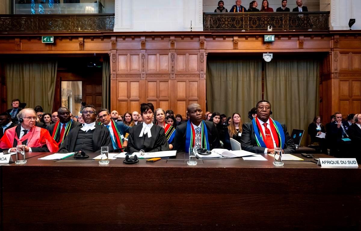 L'Aja (Olanda), 11 gennaio 2024. I componenti della delegazione del Sudafrica alla Corte internazionale di giustizia nella causa contro Israele per l'intervento militare a Gaza (Foto della Corte internazionale di Giustizia)