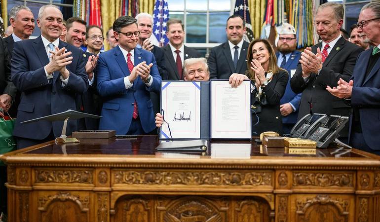 Washington D.C. - Il presidente Donald Trump mostra ai media il disegno di legge firmato dal Congresso che riapre il governo, mercoledì 12 novembre 2025, nello Studio Ovale. (Foto ufficiale della Casa Bianca di Daniel Torok)