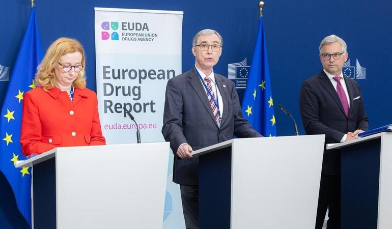 Bruxelles, 9 giugno 2026. Da sinistra, la direttrice dell'Euda Lorraine Nolan, insieme al presidente del consiglio amministrativo dell'agenzia, Franz Pietsch, e al commissario europeo Magnus Brunner (Foto di Xavier Lejeune, servizio audiovisivo della commissione europea)